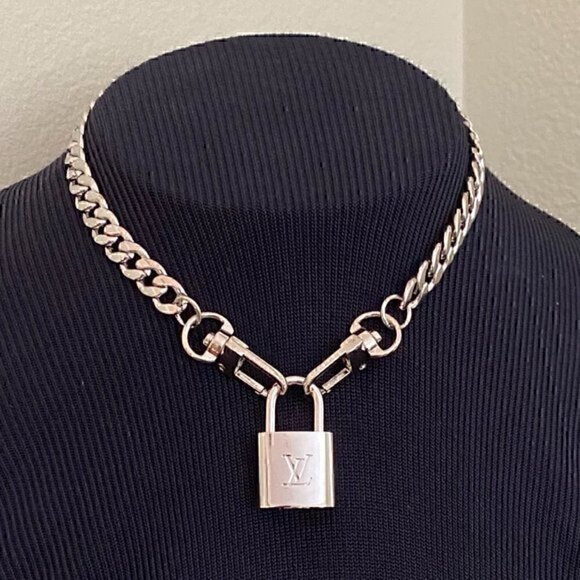 New LV Louis Vuitton Silver-Toned Lock on 16" Curb Chain Choker Necklace - Picture 1 of 4